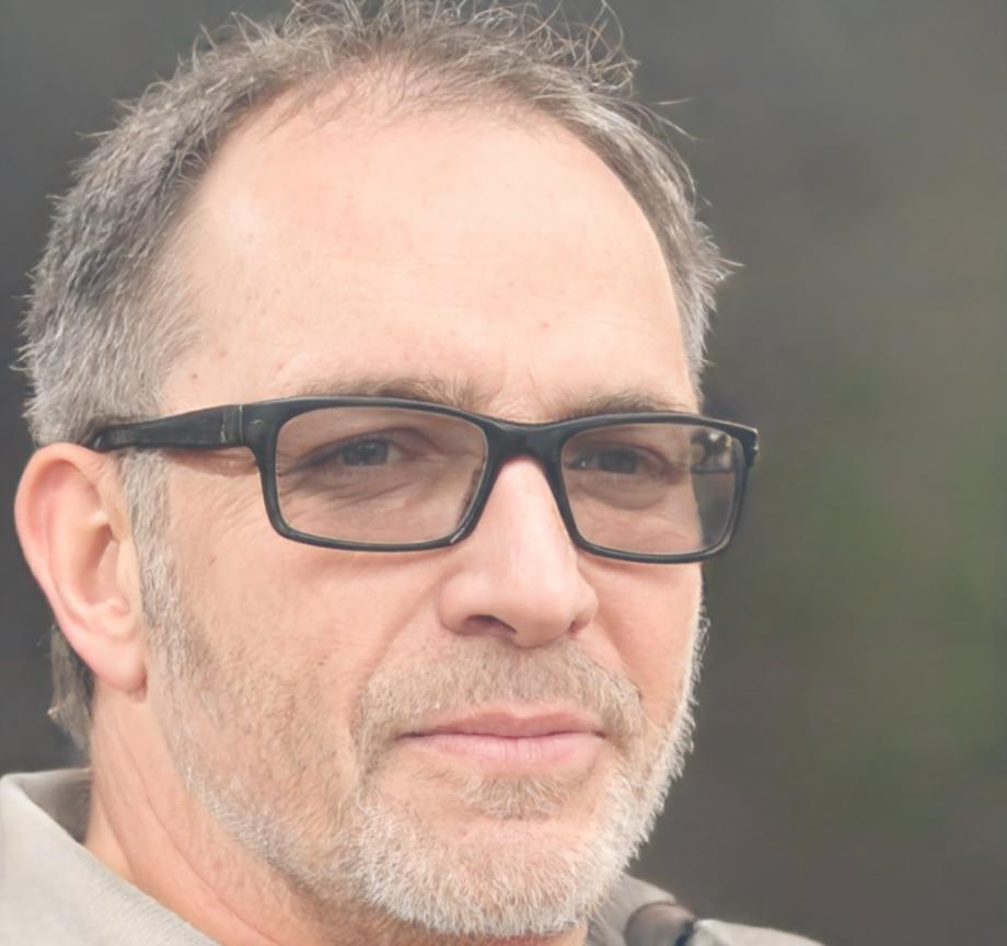 Portrait de Marc Dubois, expert en analyse budgétaire